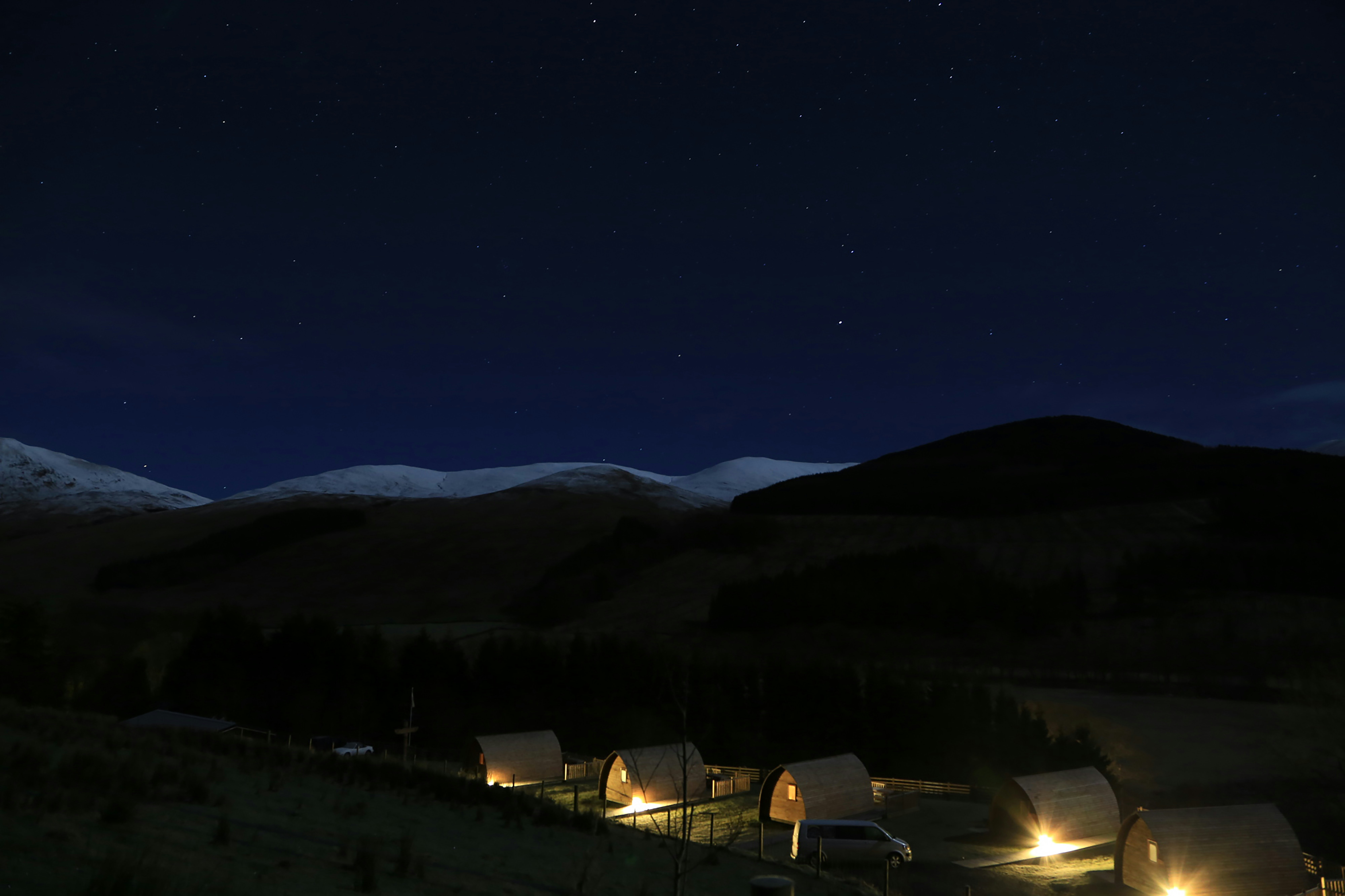 야간에는 조명이 켜진 집