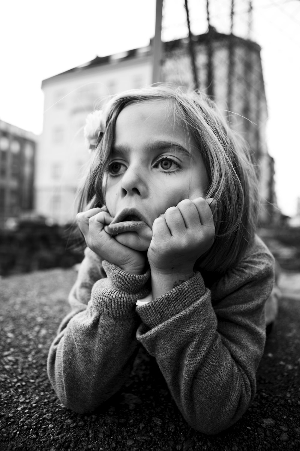 Graustufenfoto eines Mädchens, das Face Palm macht