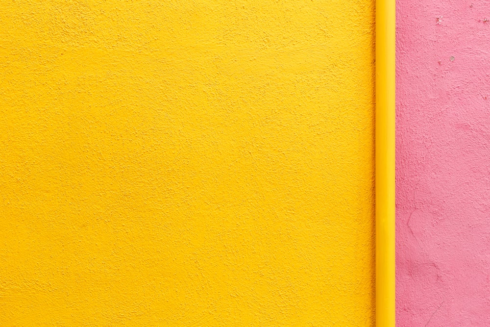 노란색 페인트 벽