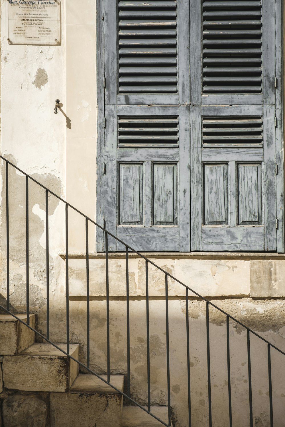 ventana de madera gris