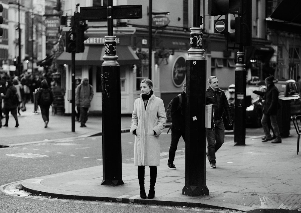 Fotografía en escala de grises de personas caminando por la calle durante el día