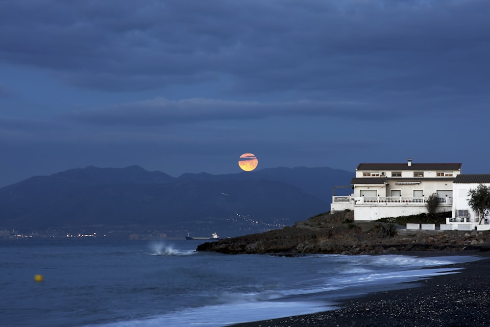 Photo de paysage d’une maison près d’un plan d’eau