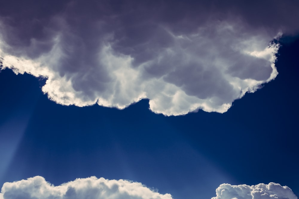 Fotografía de nube blanca bajo cielo azul