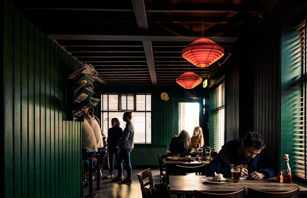 grupo de pessoas dentro do restaurante