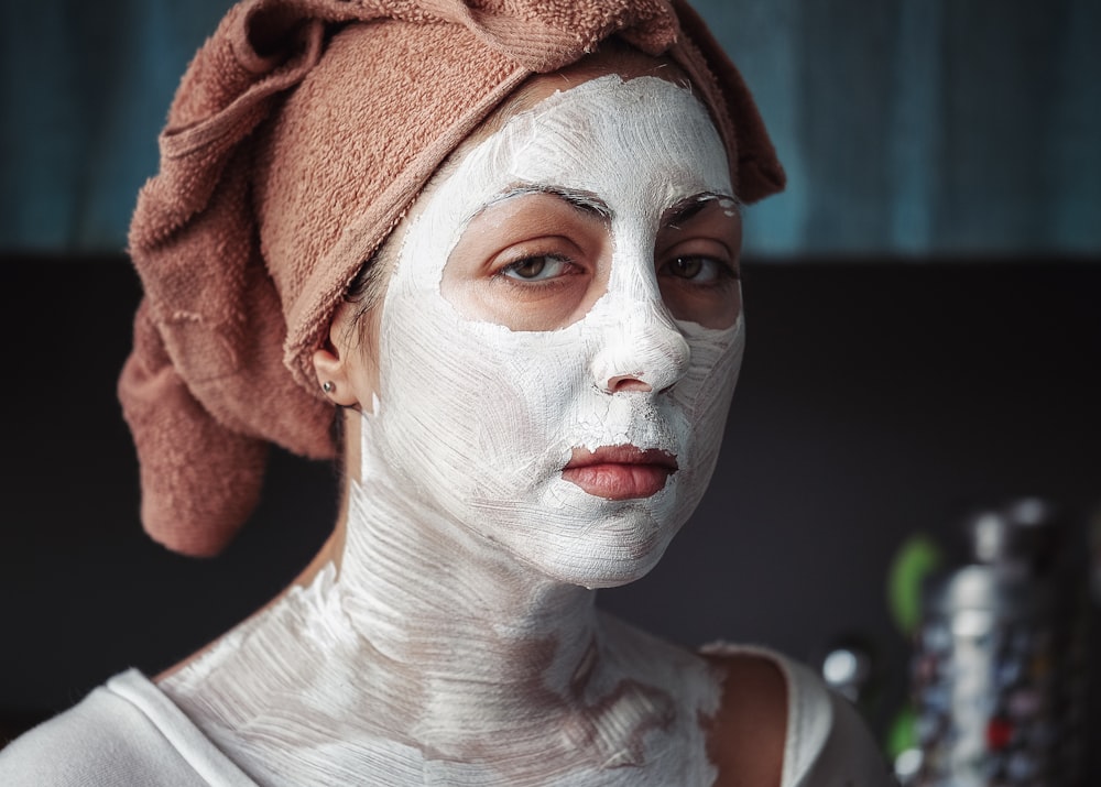 Flache Fokusfotografie einer Frau mit einer Gesichtsbehandlung