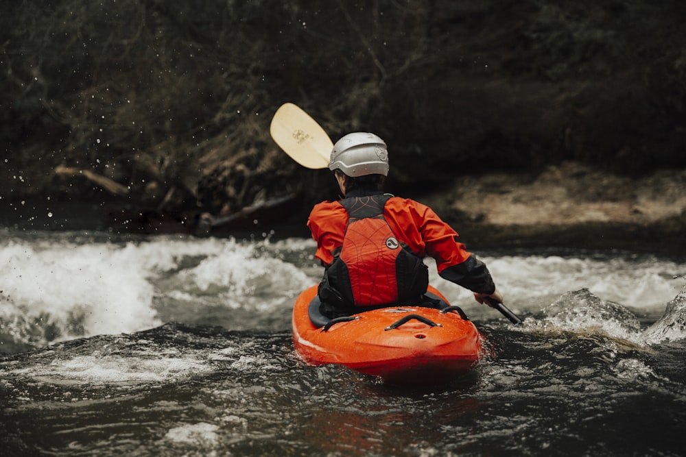 rafting sull'acqua della persona sullo specchio d'acqua