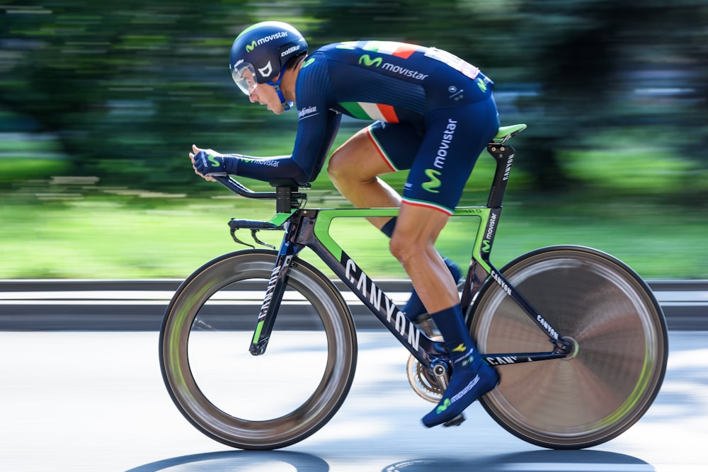 homme en vélo de triathlon