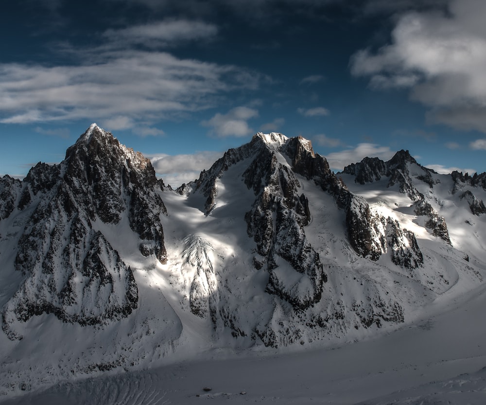 fotografia de paisagem de montanhas cobertas de neve