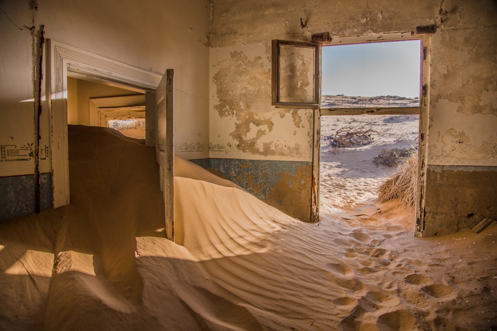 Fotografie von Sand im Inneren des Hauses