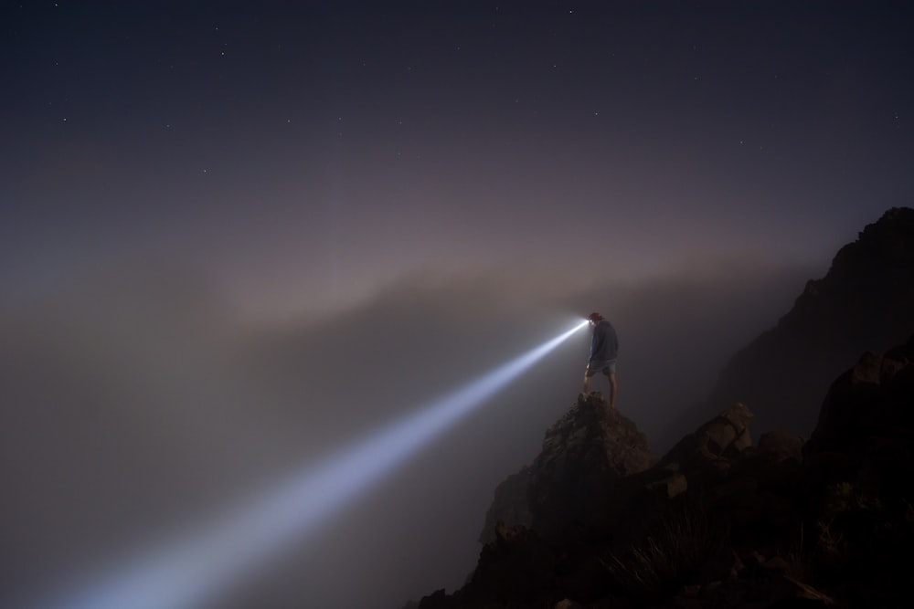 산에 서 있는 남자