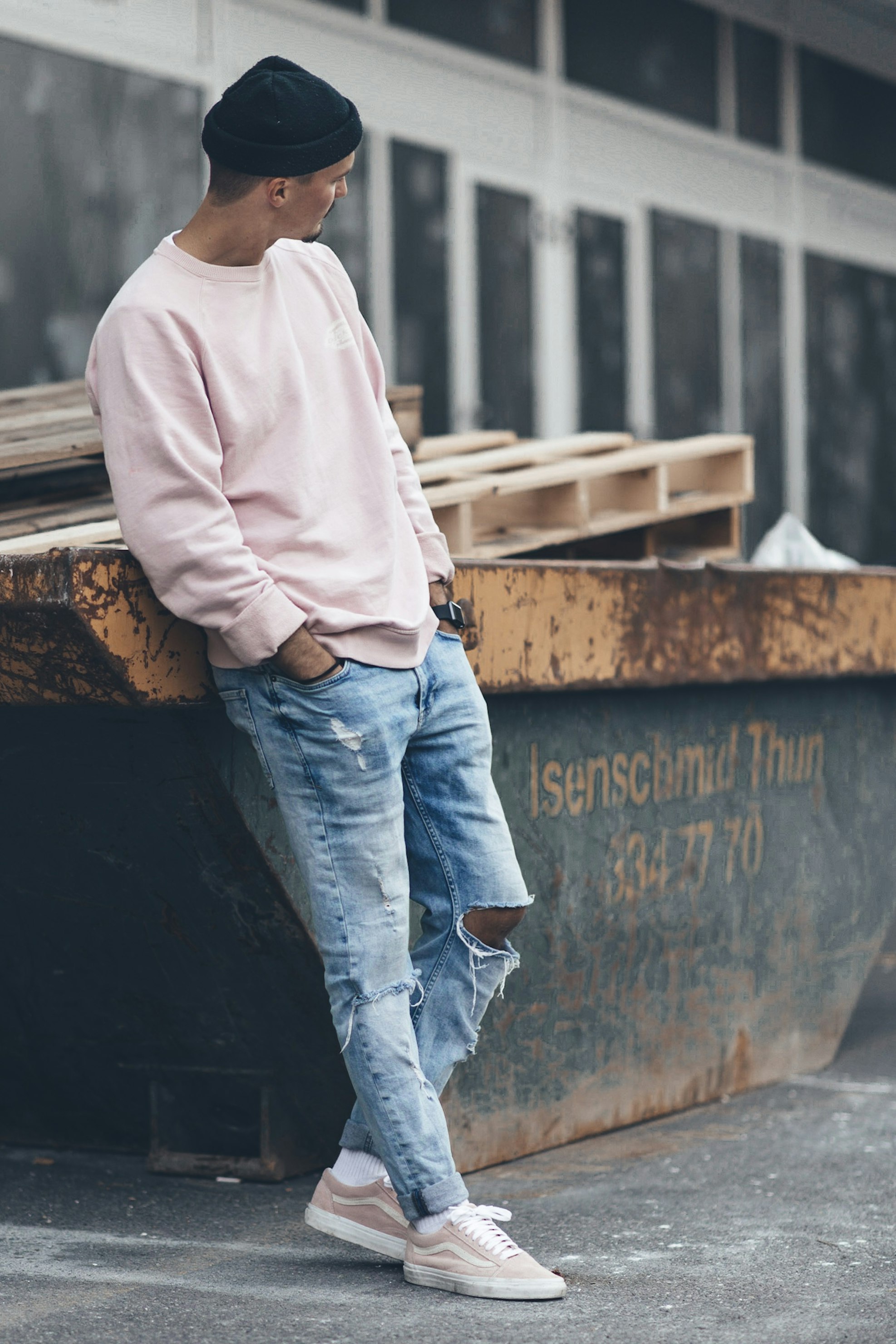 Model mengenakan jaket dan t-shirt gaya kasual