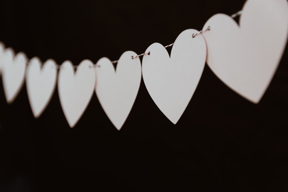 Foto de primer plano de banderines de corazón blanco