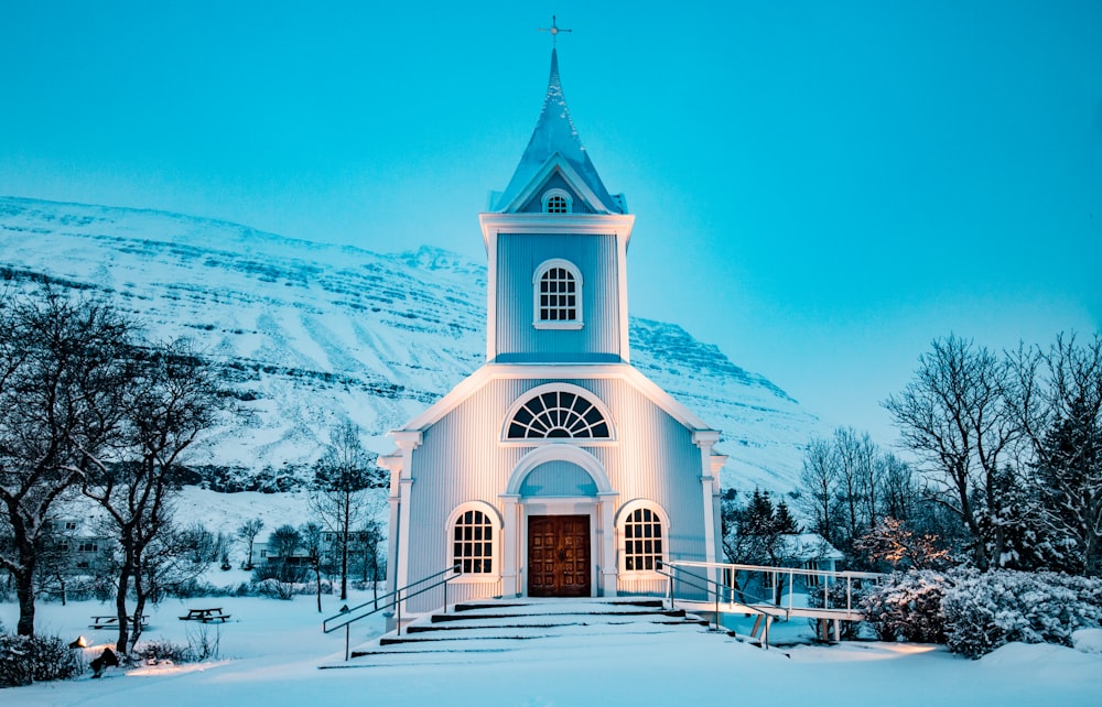 L’église bleue pendant la saison d’hiver