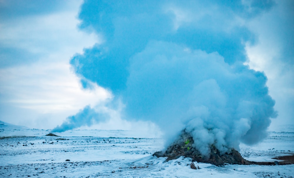 Fotografía de paisaje de roca estallando humo