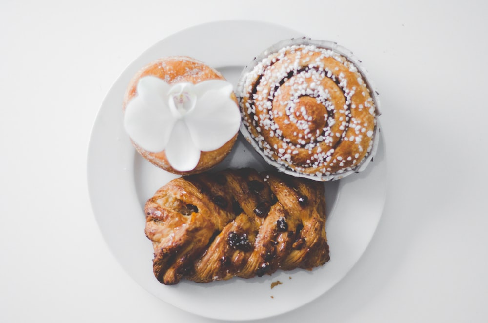 bread on ceramic plate