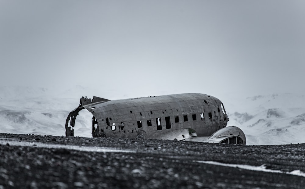 Fotografía en escala de grises de un avión destrozado