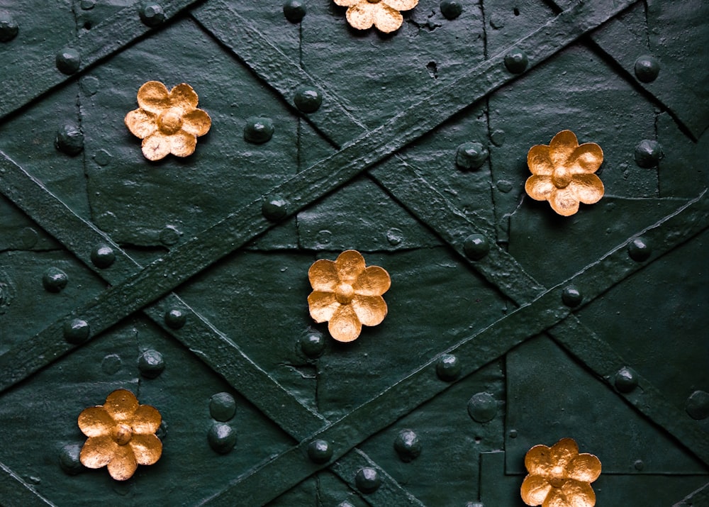 Eine Nahaufnahme einer Wand mit goldenen Blumen darauf