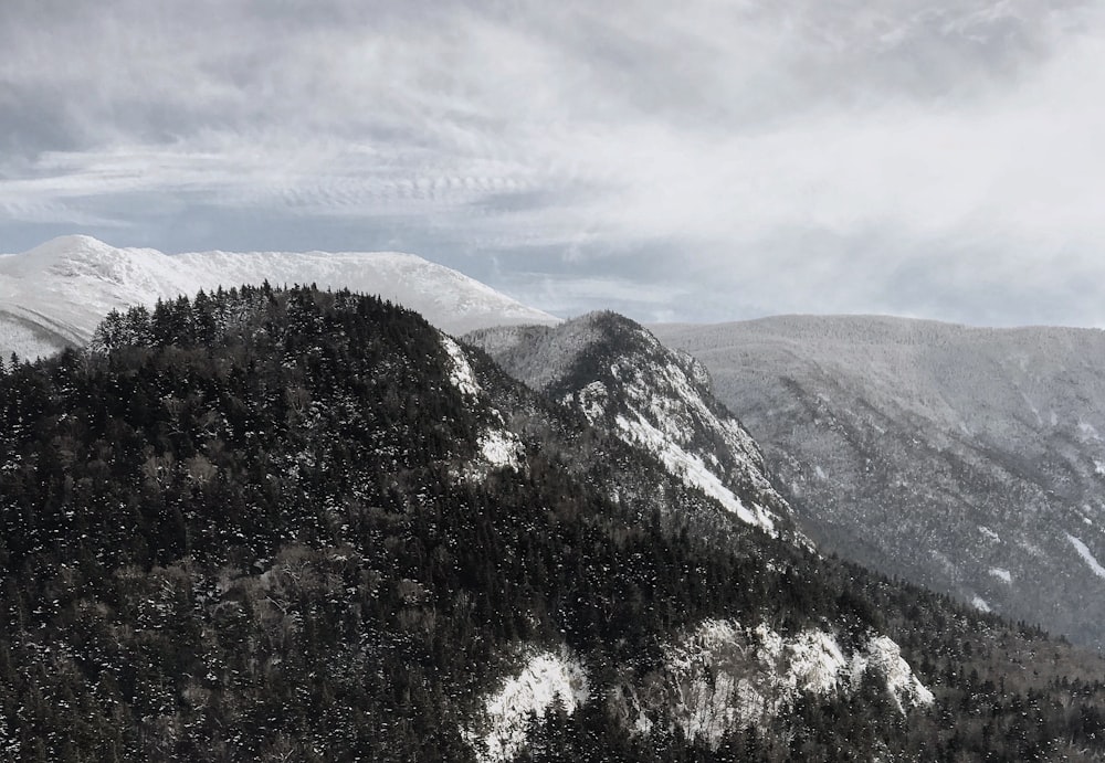 photographie de paysage de montagnes