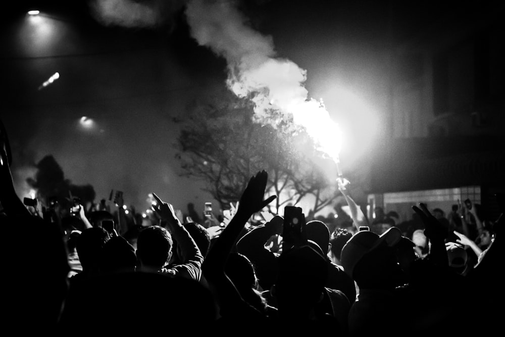 personas que se reúnen en la calle durante la noche