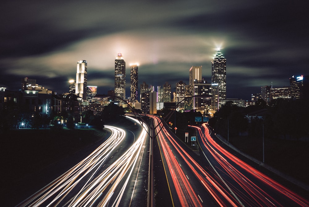 Photographie en accéléré des lumières nocturnes de la ville