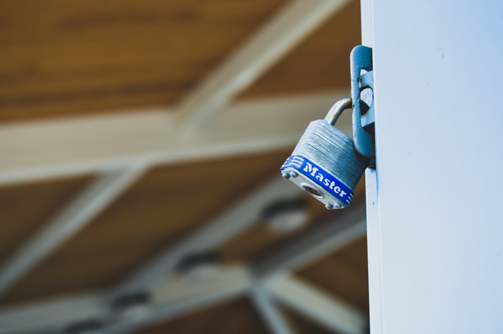 closeup photo of padlock