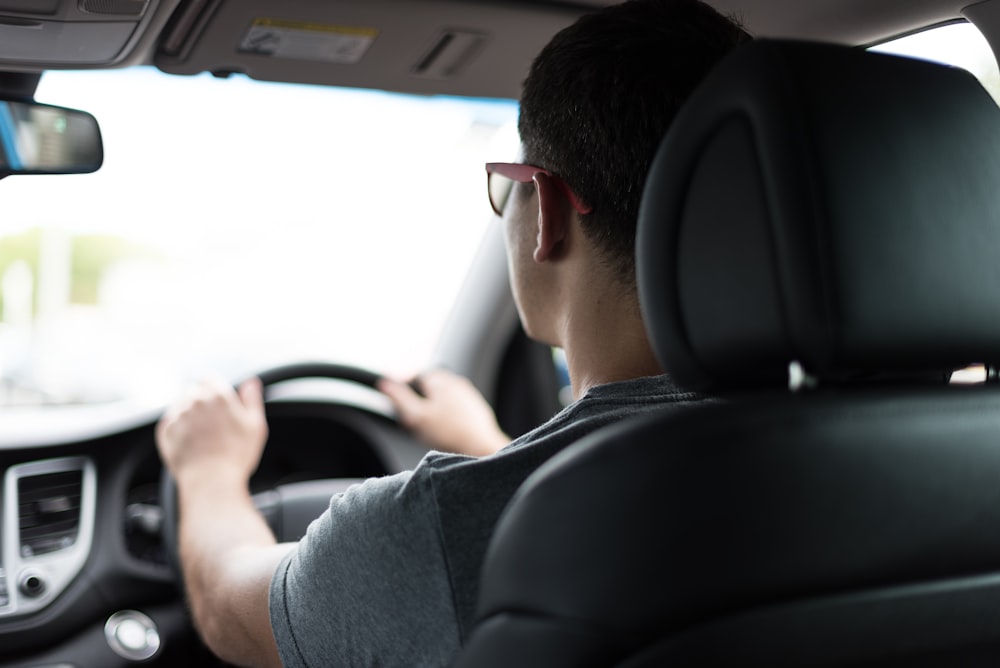 昼間に車を運転する男性