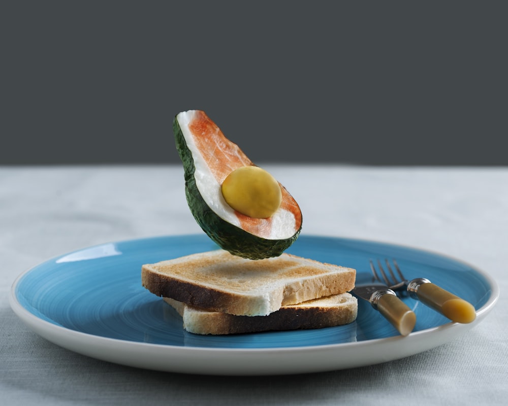 Toast à l’avocat servi à l’assiette