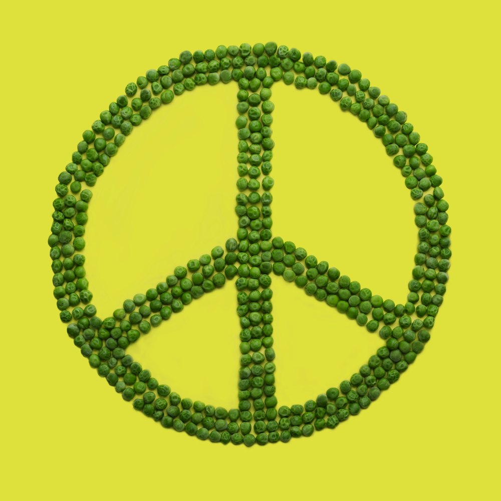 Signo de la paz de los guisantes verdes