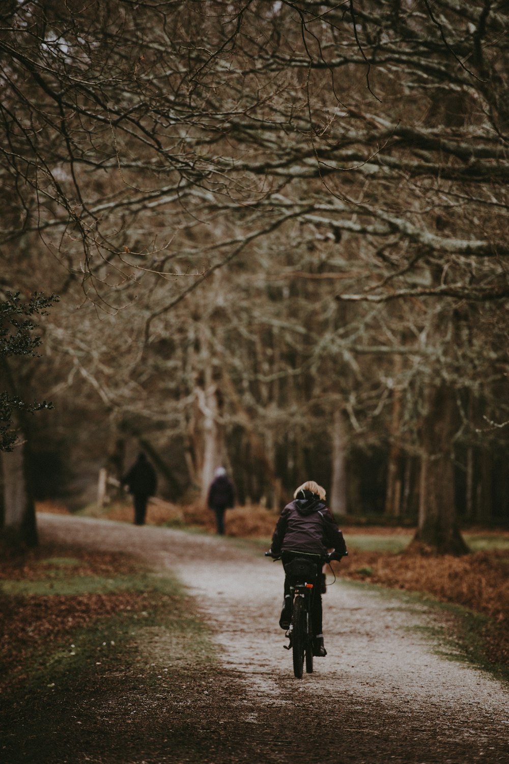 uomo in sella alla bici