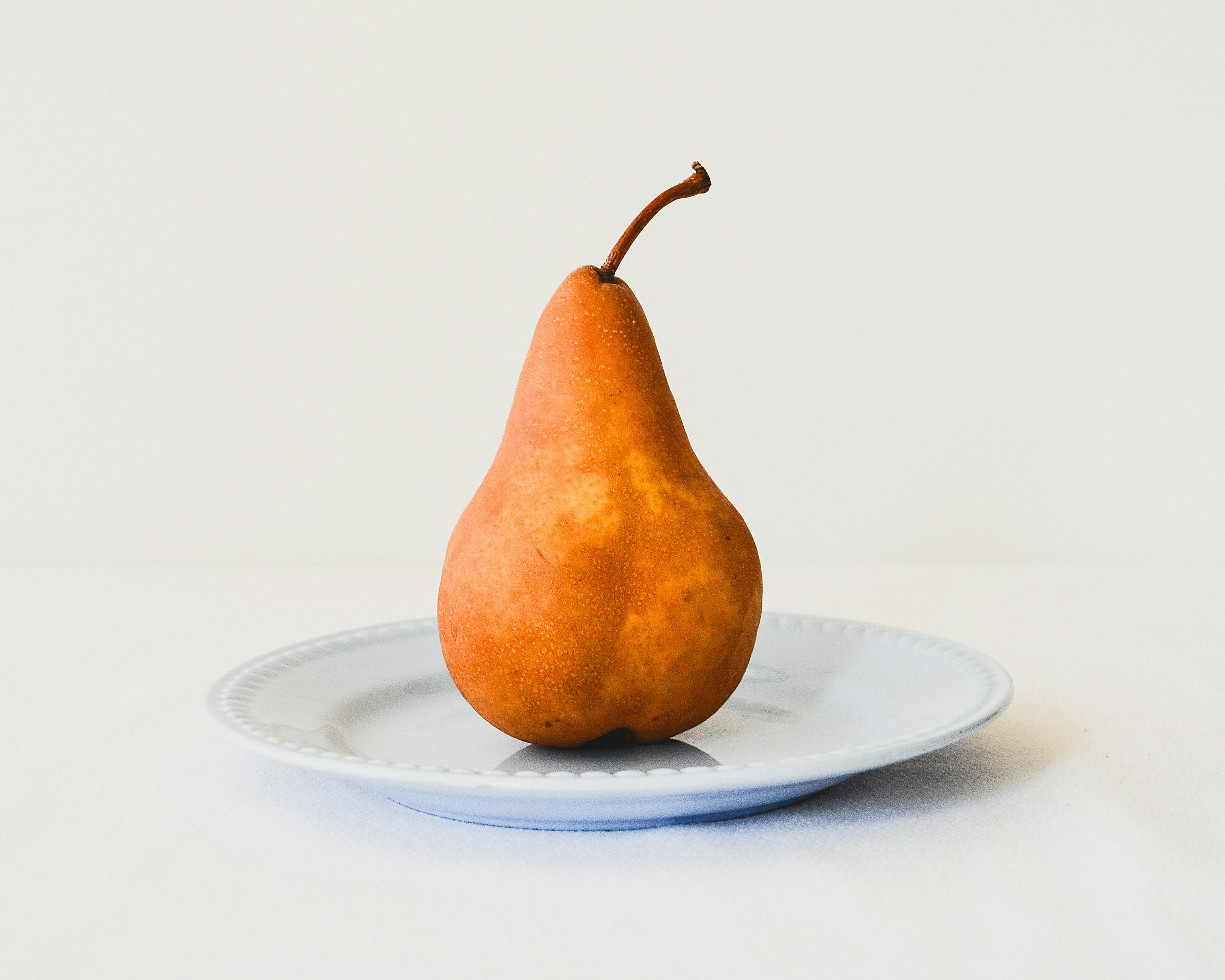 great photo recipe,how to photograph orange pear on white ceramic plate