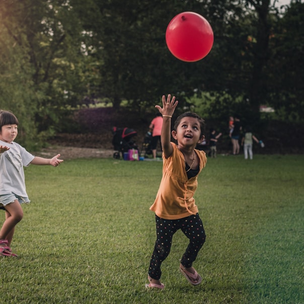 two girls playing balloon