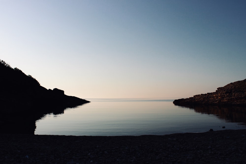 Foto di paesaggio di acqua calma