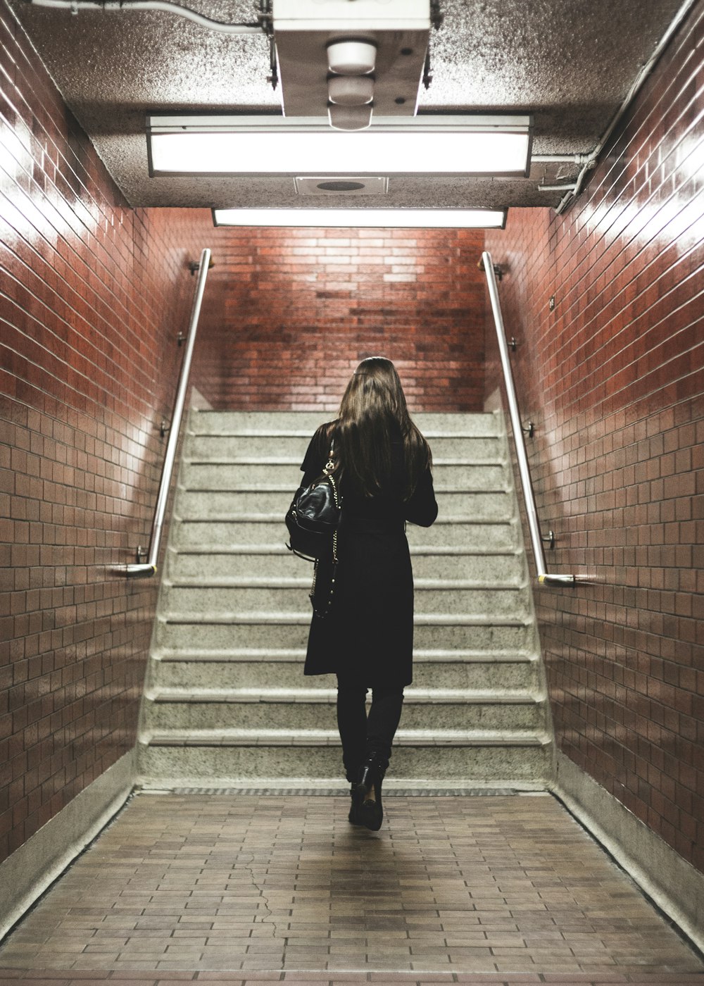 Mujer caminando cerca de la escalera