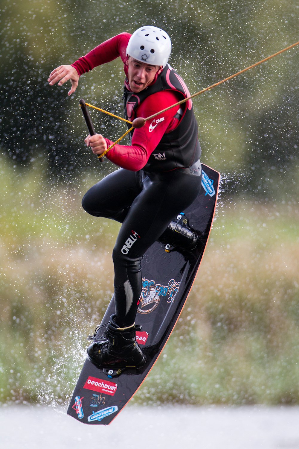 hombre surf surf boarding en el cuerpo de agua