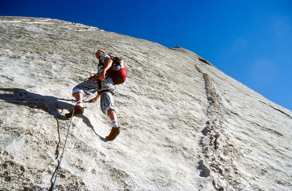 Uomo che si arrampica sulla montagna