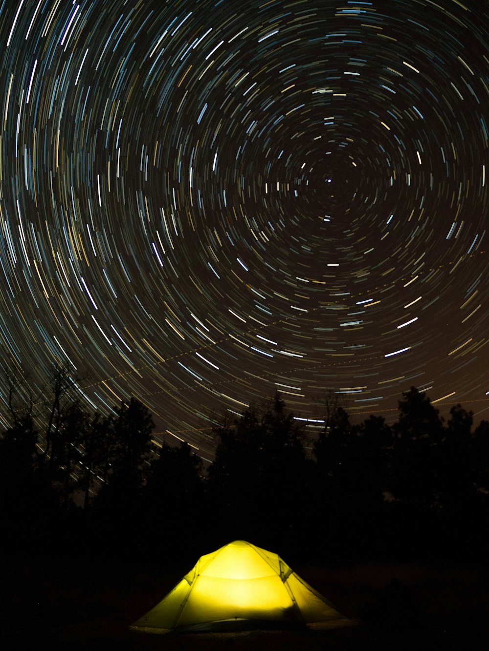 Fotografia della scia stellare della tenda da campeggio gialla