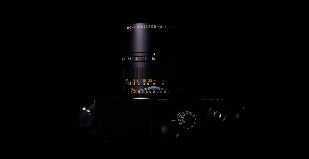 DSLR-Kamera mit schwarzem Hintergrund