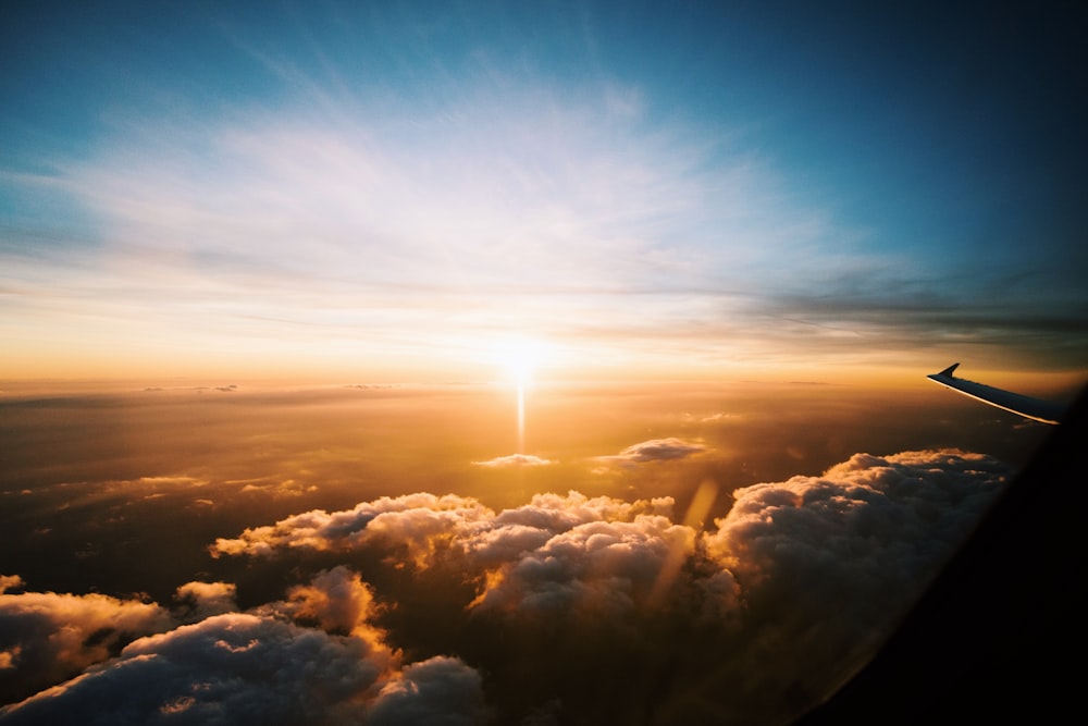 日没時の雲海の空中写真