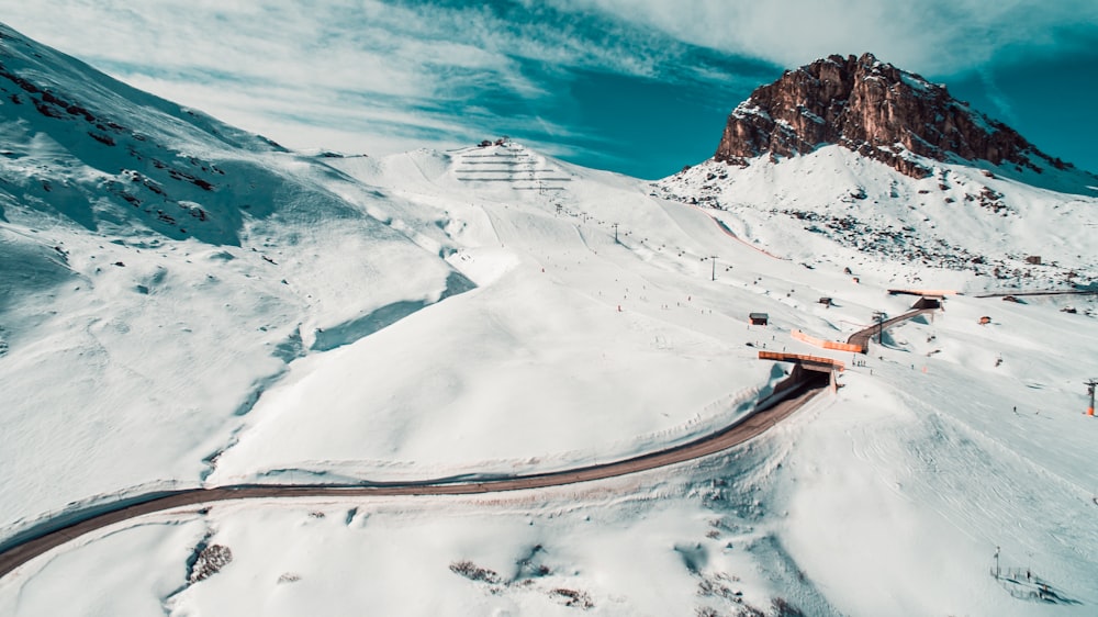 Vista aérea de la carretera rodeada de montaña cubierta de nieve