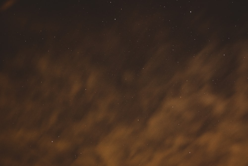 Un cielo nocturno con estrellas y nubes