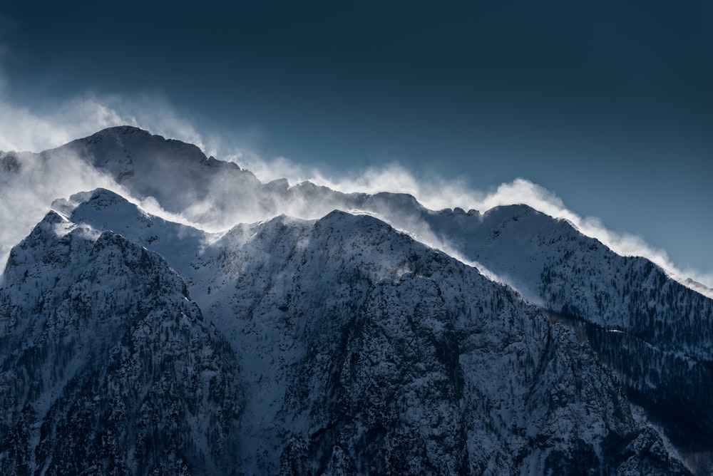 Montañas cubiertas de nieve bajo un cielo despejado durante el día