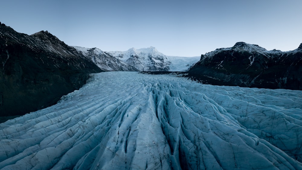 lago ghiacciato circondato da montagne