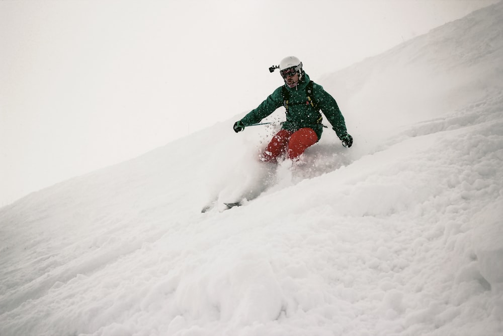 Mann spielt Snowboard