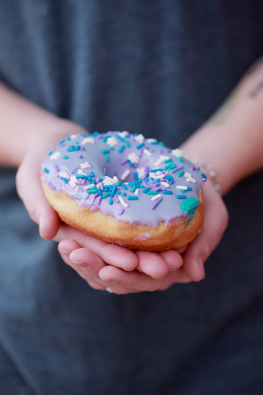 persona sosteniendo la rosquilla