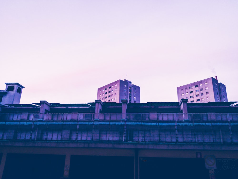 흰 구름 푸른 하늘 아래 고층 건물의 사진