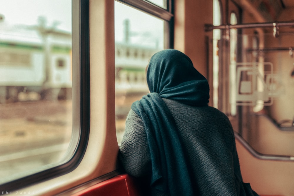 Frau schaut aus dem Fenster