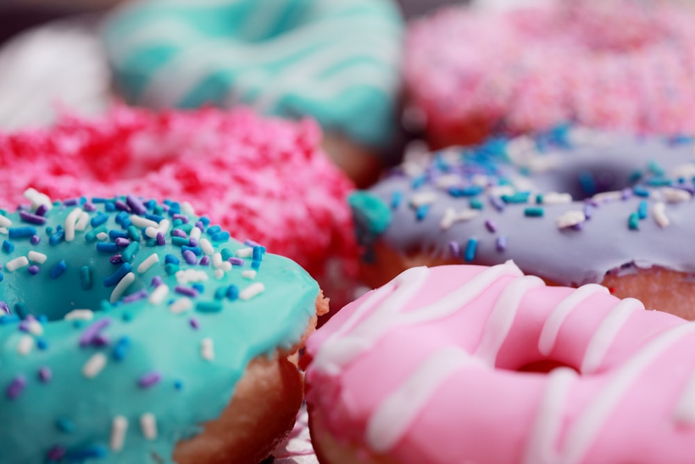 스프링클이 있는 모듬 도넛의 얕은 초점 사진