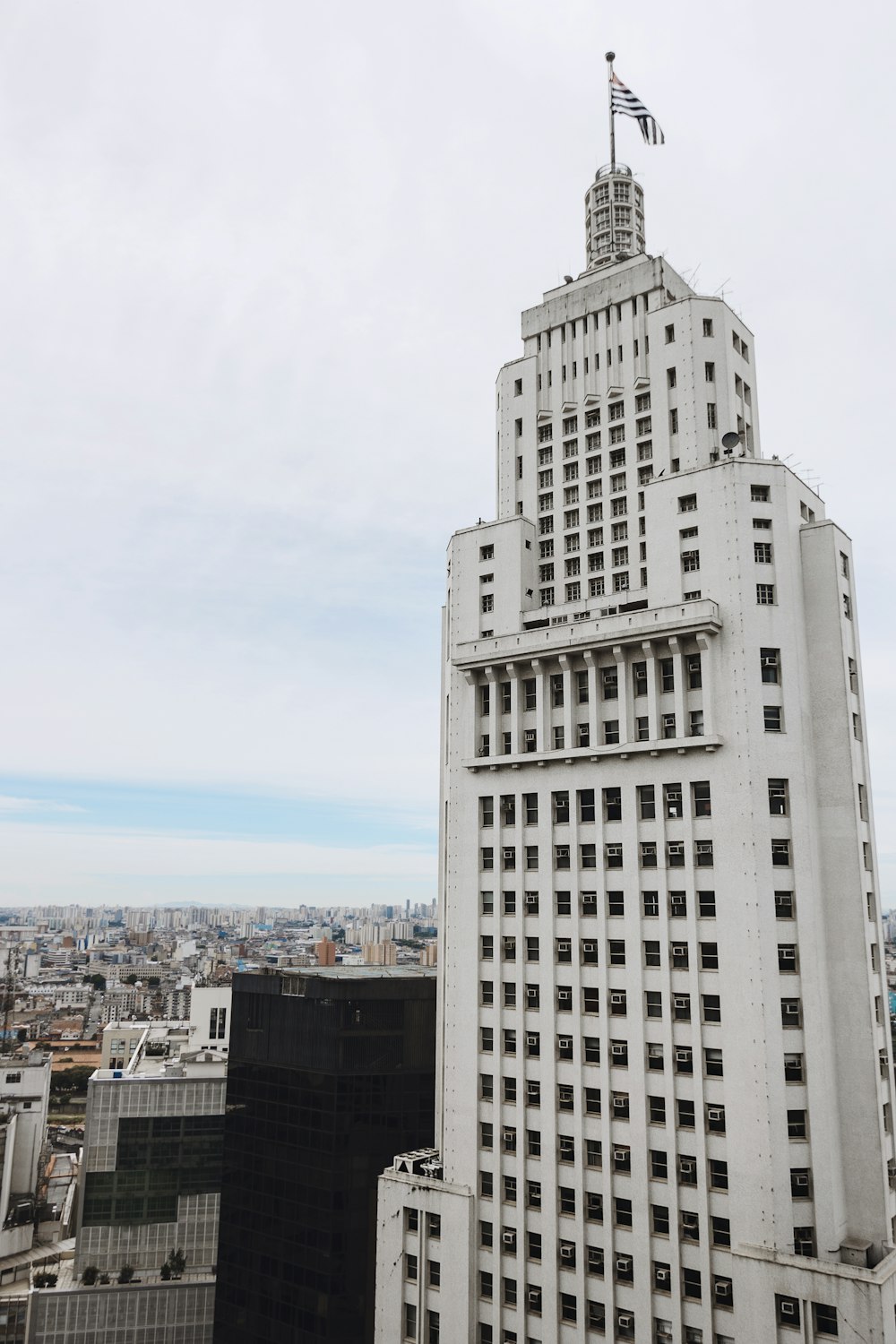 Bâtiment en béton blanc et brun