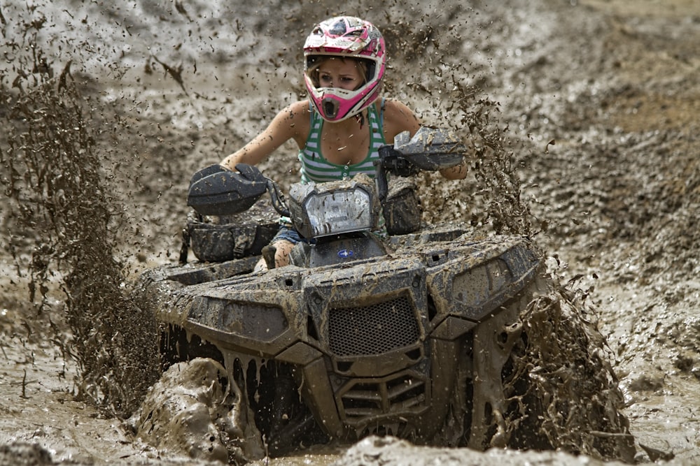 Frau fährt auf Offroad-ATV