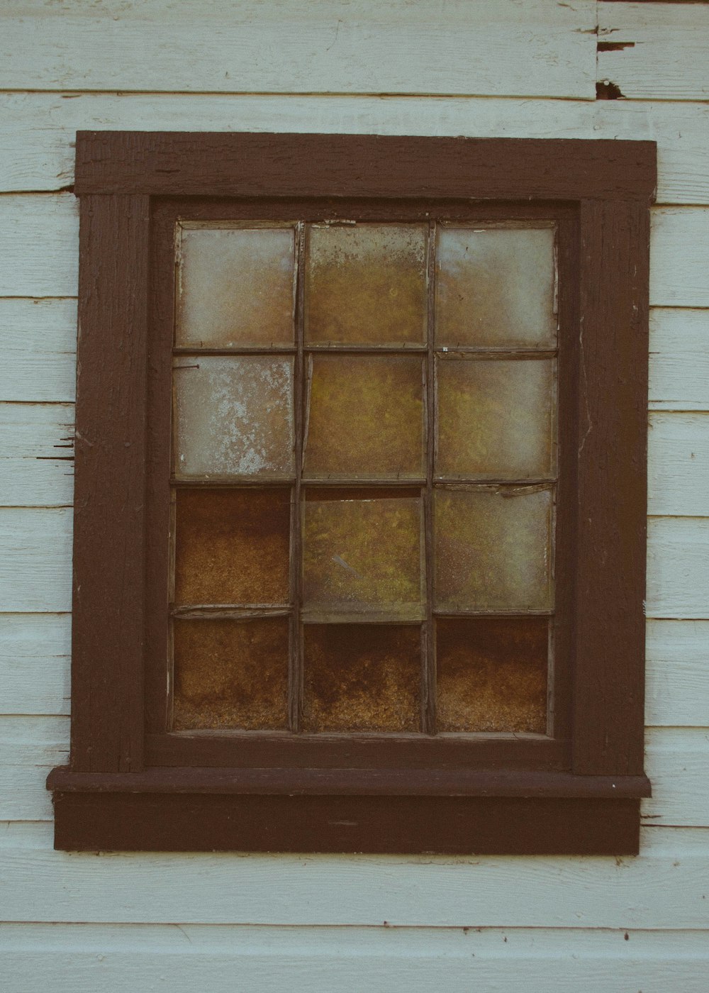 Nahaufnahme Foto eines quadratischen braunen Holzfensters